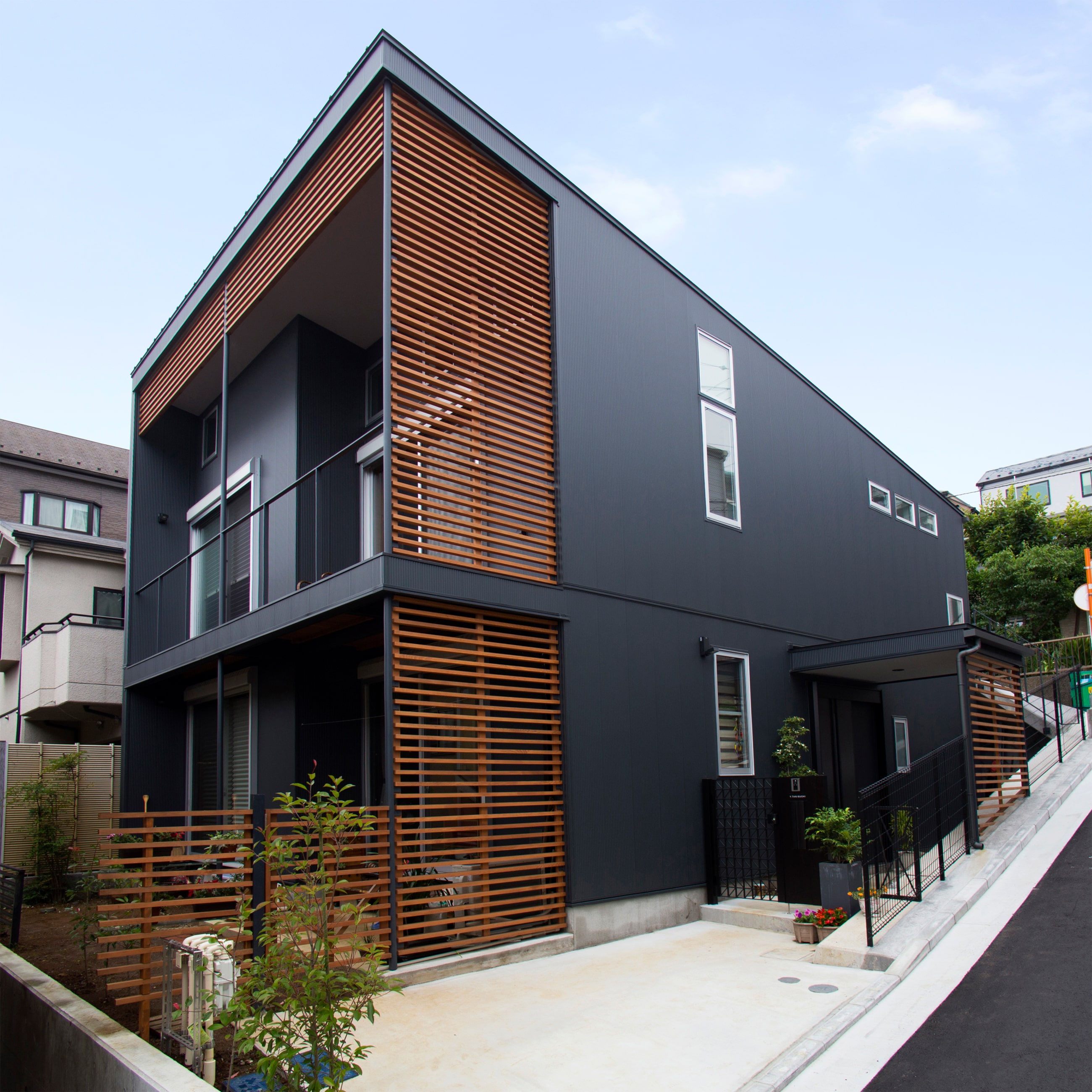 坂の途中の重層長屋